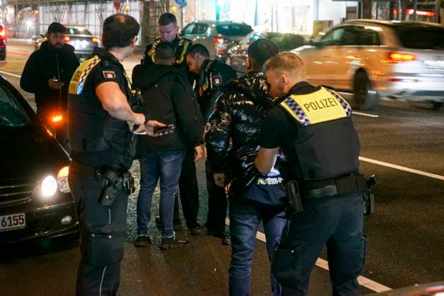 abtv Vermisstes 14jaehriges Maedchen fluechtet aus einem PKW in dem sie vorher mit 2 Maennern war,beide Männer wurden zur Polizeiwache gebracht 31.Juli .2025 Hamburg - Wandsbek Am Mittwoch abend gegen ca. 23:00 Uhr wurden die Polizei und der Rettungsdienst zur Wandsbeker Marktstrasse gerufen. Dort soll laut Zeugenaussagen ein vermisstes 14Jähriges Mädchen (Wurde von der Polizei vor Ort bestätigt) aus einem Mercedes geflüchtet sein in dem sich zwei junge Männer befanden. Laut Zeugenaussagen von Personen die sich vor der Apotheke befanden soll die Frau angegeben haben sich angeblich nicht freiwillig bei den Männern im Wagen aufgehalten zu hat. Die Frau wurde lange vor Ort im RTW behandelt und anschließend in Begleitung eines Notarztes
