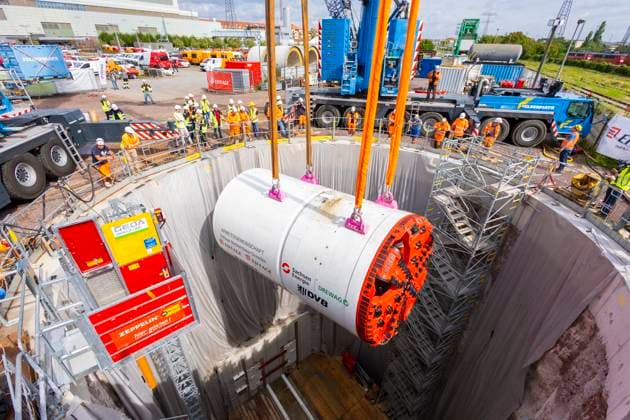Einhub des Riesenbohrers für den neuen Versorgungstunnel an der Nossener Brücke 130 Tonnen schwer, sieben Meter lang und vier Meter im Durchmesser der riesige Bohrkopf für den neuen Versorgungstunnel an der Nossener Brücke in Dresden ist da. Ein besonderes Erlebnis heute für alle Beteiligten: zwei Kräne der Spezieltiefbaufirma Eiffage haben den Koloss zielsicher und unter höchster Konzentration in die 20 Meter tiefe Baugrube neben der Brücke eingehoben. SachsenEnergie baut an der Nossener Brücke einen neuen unterirdischen Medientunnel, in dem ab Herbst 2026 die Fernwärme- sowie Strom- und Telekommunikationsleitungen verlaufen werden. Dresden Sachsen Deutschland *** Lifting in the giant drill for the new supply tunnel at the N