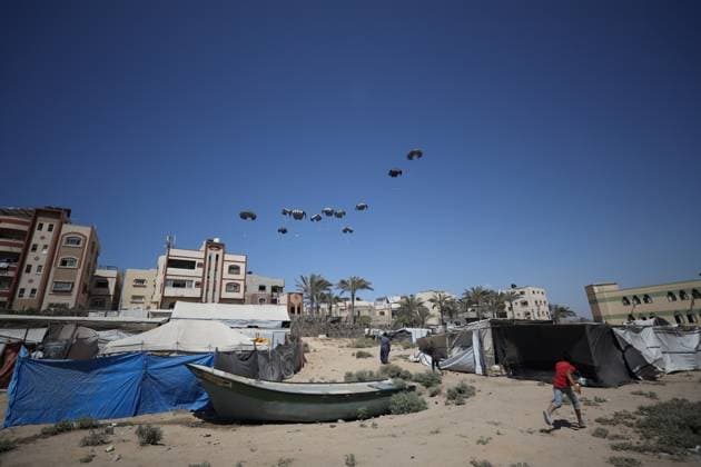 Humanitarian aid airdropped to Deir al-Balah DEIR AL BALAH, GAZA - JULY 31: Parachutes drop humanitarian aid over the az-Zawayda area, as residents face starvation due to the blockade imposed by Israel, in Deir al-Balah, Gaza, on July 31, 2025. Khames Alrefi Anadolu Deir al Balah Gaza. Editorial use only. Please get in touch for any other usage.  Copyright: x2025xAnadoluxKhamesxAlrefix