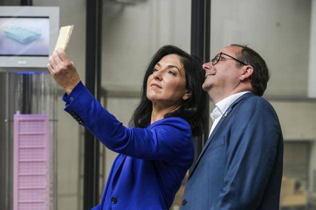 RECORD DATE NOT STATED Bundesministerin Reiche in Essen ** NUR FÜR REDAKTIONELLE ZWECKE ** EDITORIAL USE ONLY **<p>Bundesministerin Katherina Reiche besucht mit Oberbürgermeister Thomas Kufen die Firma Agathon in Essen am Donnerstag, 31. Juli 2025. VERSTEHEN: Wirtschaftsministerin Reiche besucht Weltmarktführer Agathon für Schoko-Formen in Essen Essen Copyright: SvenjaxHanusch *** Federal Minister Reiche in Essen FOR EDITORIAL PURPOSES ONLY EDITORIAL USE ONLY p Federal Minister Katherina Reiche visits the company Agathon in Essen with Lord Mayor Thomas Kufen on Thursday, July 31, 2025 UNDERSTAND Minister of Economic Affairs Reiche visits world market leader Agathon for chocolate molds in Essen Essen Copyright SvenjaxHanusch Copyright: SvenjaxHanusch doc81qwiljcpszzhf6ok83 ,EDITORIAL USE ONLY
