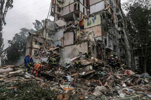 A Residential Building Destroyed By A Direct Hit From A Russian Cruise Missile In Kyiv Rescuers work at the site of a residential building destroyed by a direct hit from a Russian cruise missile during missile and drone strikes amid Russia s ongoing attack on Ukraine, in Kyiv, Ukraine, on July 31, 2025. The death toll in Kyiv rises to 11, including one child. A total of 93 people are injured, among them 11 children. Kyiv Ukraine  Copyright: xMaxymxMarusenkox originalFilename: musiienko-notitle250731_npNwl.jpg