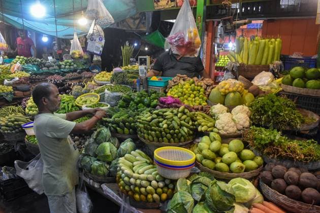 Floods Drives Vegetable Prices High In India. Consumers are seen at a vegetable market in Kolkata, India, on July 31, 2025. Prices of essential produce soar due to ongoing flooding caused by low-pressure weather systems. Heavy rainfall across key agricultural regions severely disrupts crop harvests and transportation routes, leading to widespread supply shortages and causing price hikes, affecting both vendors and consumers. Kolkata India  Copyright: xDebarchanxChatterjeex originalFilename: chatterjee-notitle250731_np36k.jpg