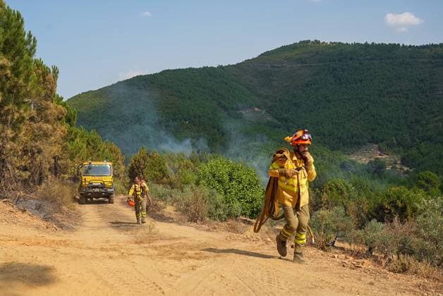 The troops are working to control several flanks of the fire in Las Hurdes, although the area of Avellanar Cáceres is of concern Several firefighters are working to extinguish the fire, on July 31, 2025, in Dehesilla, Cáceres, Extremadura Spain The firefighters are working this Thursday morning to control several flanks of the fire in the region of Las Hurdes, Cáceres, Extremadura Spain, although at the moment the area of the farmhouse of Avellanar, already evacuated, is of concern due to the inaccessibility of the terrain 31 JULY 2025 FIRE EXTREMADURA EXTREMEÑO HURDES Dehesilla, Caceres Extremadura Dehesilla, Caceres Extremadura Espana  Copyright: xCarlosxCriadox 6884171