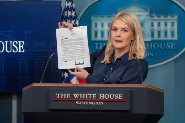 July 31, 2025, Washington, District of Columbia, USA: White House Press Secretary Karoline Leavitt holds up one of 17 letters sent by President Trump to pharmaceutical companies calling for lower prices. Washington USA - ZUMAl312 20250731_znp_l312_004 Copyright: xAndrewxLeydenx