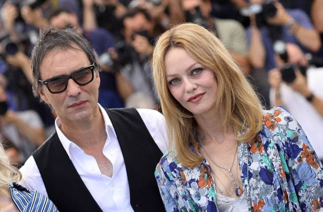 Vanessa Paradis, Samuel Benchetrit (réalisateur) au photocall du film Cette musique ne joue pour personne (Cannes première) lors du 74ème festival international du film de Cannes le 10 juillet 2021 Borde Jacovides Moreau Bestimage Photocall of the movie Cette musique ne joue pour personne during 74th Cannes Film Festival in Cannes on july 10th 2021 Cannes France *** Vanessa Paradis, Samuel Benchetrit réalisateur au photocall du film Cette musique ne joue pour personne Cannes première lors du 74ème festival international du film de Cannes le 10 juillet 2021 Borde Jacovides Moreau Bestimage Photocall of the movie Cette musique ne joue pour personne during 74th Cannes Film Festival in Cannes on july 10th 2021 Cannes France  Copyright: xJACOVIDES-BORDE-MOREAUx xBESTIMAGExJACOVIDES-BORDE-MOREAUx xBESTIMAGEx