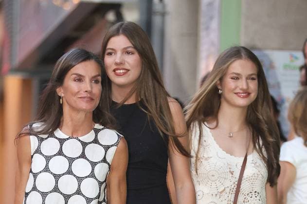 Queen Letizia, Princess Leonor and Infanta Sofia enjoy an afternoon at the movies with the stars of the film Queen Letizia, Princess Leonor and Infanta Sofia arrive at the Rivoli cinema to watch En un lugar de la mente , starring José Corbacho and Catalina Solivellas, on July 31, 2025, in Palma de Mallorca Balearic Islands, Spain ROYAL FAMILY PEOPLE CINEMA Raú Palma de Mallorca Palma de Mallorca Palma de Mallorca Espana  Copyright: xRaulxTerrelx 6884243