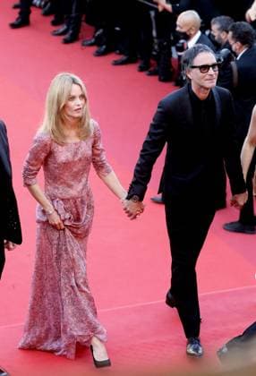 Vanessa Paradis, Samuel Benchetrit (réalisateur) - Montée des marches du film « De son vivant » lors du 74ème Festival International du Film de Cannes. Le 10 juillet 2021 Borde-Jacovides-Moreau Bestimage Red carpet for the movie « De son vivant » during the 74th Cannes International Film festival. On July 10th 2021 Cannes France *** Vanessa Paradis, Samuel Benchetrit réalisateur Montée des marches du film De son vivant lors du 74ème Festival International du Film de Cannes Le 10 juillet 2021 Borde Jacovides Moreau Bestimage Red carpet for the movie De son vivant during the 74th Cannes International Film festival On July 10th 2021 Cannes France  Copyright: xJACOVIDES-BORDE-MOREAUx xBESTIMAGExJACOVIDES-BORDE-MOREAUx xBESTIMAGEx