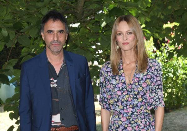 Samuel Benchetrit et Vanessa Paradis - Photocall du film Cette musique ne joue pour personne lors du 14ème Festival du Film Francophone d Angoulême. Le 28 août 2021 Coadic Guirec Bestimage Photocall of the film Cette musique ne joue pour personne during the 14th French Speak Film Festival of Angouleme, France. On August 28th 2021 Angoulême France *** Samuel Benchetrit et Vanessa Paradis Photocall of the film Cette musique ne joue pour personne during the 14th French Speak Film Festival of Angouleme, France On August 28th 2021 Angoulême France Coadic Guirec Bestimage Photocall of the film Cette musique ne joue pour personne during the 14th French Speak Film Festival of Angouleme, France On August 28th 2021 Angoulême France  Copyright: xCOADICxGUIRECx xBESTIMAGExCOADICxGUIRECx xBESTIMAGEx