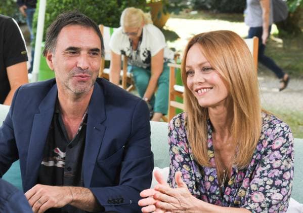 Samuel Benchetrit et Vanessa Paradis - Photocall du film Cette musique ne joue pour personne lors du 14ème Festival du Film Francophone d Angoulême. Le 28 août 2021 Coadic Guirec Bestimage Photocall of the film Cette musique ne joue pour personne during the 14th French Speak Film Festival of Angouleme, France. On August 28th 2021 Angoulême France *** Samuel Benchetrit et Vanessa Paradis Photocall of the film Cette musique ne joue pour personne during the 14th French Speak Film Festival of Angouleme, France On August 28th 2021 Angoulême France Coadic Guirec Bestimage Photocall of the film Cette musique ne joue pour personne during the 14th French Speak Film Festival of Angouleme, France On August 28th 2021 Angoulême France  Copyright: xCOADICxGUIRECx xBESTIMAGExCOADICxGUIRECx xBESTIMAGEx