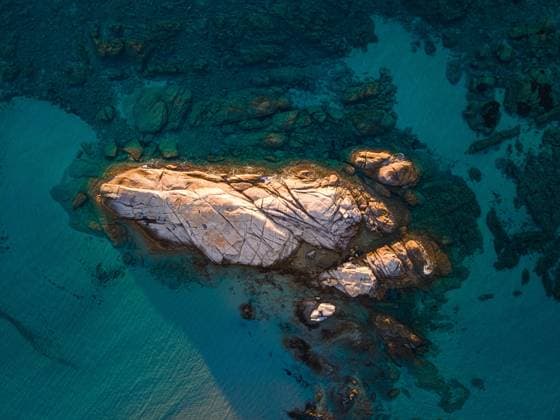 Felsen an der Costa Rei Eine Felsformation ragt an der Costa Rei, einem Küstenabschnitt der Italienischen Mittelmeer-Insel Sardinien, aus dem türkis-blauen Wasser. (Luftbild mit einer Drohne) Costa Rei Monte Nai Sardinien Italien Sardinien *** Rocks on the Costa Rei A rock formation rises out of the turquoise blue water on the Costa Rei, a coastal section of the Italian Mediterranean island of Sardinia Aerial view with a drone Costa Rei Monte Nai Sardinia Italy Sardinia 2025-07-29_sardinien_costa-rei_02