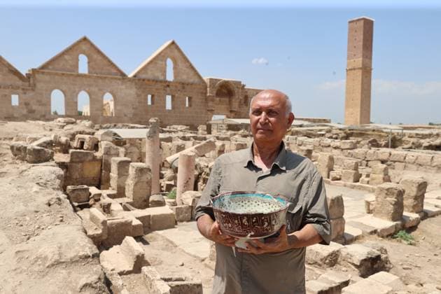 News Bilder des Tages 900-Year-Old ceremonial pottery vessel discovered in Turkiye s Sanliurfa SANLIURFA, TURKIYE - AUGUST 1: A view of a nearly 900-year-old ceremonial pottery vessel from the Medieval period is unearthed at the Harran Ruins, one of the world’s oldest settlements and on UNESCO’s World Heritage Tentative List in Sanliurfa, Turkiye on August 1, 2025. Prof. Dr. Mehmet Onal, head of the Harran Excavation and Archaeology Department at Harran University, spoke to reporters. Rauf Maltas Anadolu Sanliurfa Turkey. Editorial use only. Please get in touch for any other usage.  Copyright: x2025xAnadoluxRaufxMaltasx