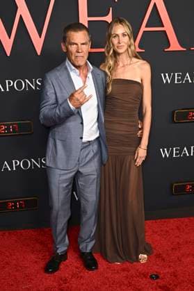 Josh Brolin with wife Kathryn Boyd Brolin at the world premiere of the movie Weapons at the United Theatre on Broadway Los Angeles, 31 07 2025 Foto:xD.xStarbuckx xFuturexImagex weapons_5780