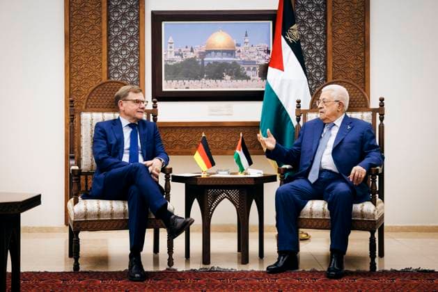 News Bilder des Tages Johann Wadephul (CDU), Bundesaussenminister, trifft Mahmud Abbas, Praesidenten der Palaestinensischen Behoerde zu einem gespraech in Ramallah, 01.08.2025.Fotografiert im Auftrag des Auswaertigen Amtes (AA) Ramallah Israel *** Johann Wadephul CDU , Federal Foreign Minister, meets Mahmud Abbas, President of the Palestinian Authority for talks in Ramallah, 01 08 2025 Photographed on behalf of the Federal Foreign Office AA Ramallah Israel Copyright: xFelixxZahn AAx