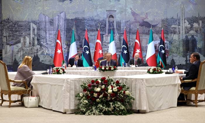 News Bilder des Tages Turkish President Recep Tayyip Erdogan receives Giorgia Meloni and Abdul Hamid Dbeibeh in Istanbul ISTANBUL, TURKIYE - AUGUST 1: (----EDITORIAL USE ONLY - MANDATORY CREDIT - TURKISH PRESIDENCY MURAT KULA HANDOUT - NO MARKETING NO ADVERTISING CAMPAIGNS - DISTRIBUTED AS A SERVICE TO CLIENTS----) Turkish President Recep Tayyip Erdogan receives Italian Prime Minister Giorgia Meloni and Libyan Prime Minister Abdul Hamid Dbeibeh at Dolmabahce Working Office in Istanbul, Turkiye on August 1, 2025. Turkish Presidency Murat Kula Anadolu Istanbul Turkey. Editorial use only. Please get in touch for any other usage.  Copyright: x2025xAnadoluxTurkishxPresidency xMuratxKulax