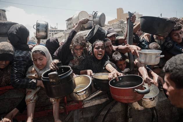 News Bilder des Tages Food distributed to Palestinians struggling with hunger in Gaza GAZA CITY, GAZA - AUGUST 01: Palestinians, including children gather with cooking pots to receive hot meals distributed by a charitable organization in the Al-Ansar area of western Gaza City on August 1, 2025. The food distribution comes amid severe hunger and humanitarian crisis caused by ongoing Israeli attacks. Abdalhkem Abu Riash Anadolu Gaza Gaza. Editorial use only. Please get in touch for any other usage.  Copyright: x2025xAnadoluxAbdalhkemxAbuxRiashx