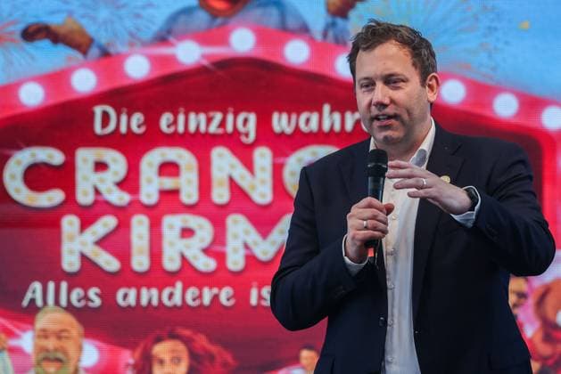 News Bilder des Tages Eröffnung der Cranger Kirmes 2025 am 01.08.2025 in Herne Lars Klingbeil ( Bundesfinanzminister Vizekanzler Parteivorsitzender Sozialdemokratische Partei Deutschlands SPD ) *** Opening of the Cranger Kirmes 2025 on 01 08 2025 in Herne Lars Klingbeil Federal Minister of Finance Vice-Chancellor Party Chairman Social Democratic Party of Germany SPD xJRx