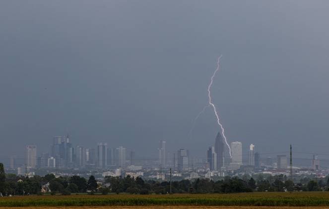 News Bilder des Tages Gewitter über Frankfurt Der Blitz eines Gewitters ist hinter der Frankfurter Skyline zu sehen. Der Deutsche Wetterdienst hatte für Frankfurt eine Unwetterwarnung von schweren Gewittern herausgegeben., Kronberg Hessen Deutschland *** Thunderstorm over Frankfurt The lightning of a thunderstorm can be seen behind the Frankfurt skyline The German Weather Service had issued a severe thunderstorm warning for Frankfurt , Kronberg Hessen Germany