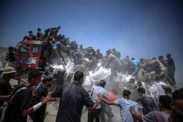 News Bilder des Tages Palestinians receive limited amount of flour and infant formula at distribution point in Gaza GAZA - AUGUST 1: Palestinians, struggling with hunger, cause a rush to receive limited amount of flour and infant formula at humanitarian aid distribution point at Zikim border crossing in Gaza on August 1, 2025. Ali Jadallah Anadolu Gaza Gaza. Editorial use only. Please get in touch for any other usage.  Copyright: x2025xAnadoluxAlixJadallahx