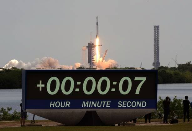 News Bilder des Tages A SpaceX Dragon spacecraft on a Falcon 9 rocket carrying NASA s SpaceX Crew-11 members lifts off at NASA s Kennedy Space Center on Friday, August 1, 2025. The four crew members are heading to the International Space Station for a six-month expedition.  KSP20250801966 PATxBENIC
