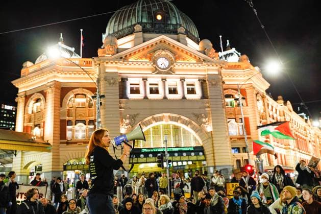 News Bilder des Tages August 1, 2025, Melbourne, Victoria State, Australia: A protester shouts slogans during the rally. A Friday night snap rally was held to show solidarity with Palestinians in Gaza where demonstrators used pots and pans to create noise and draw attention to the worsening humanitarian crisis. Protesters called for an immediate ceasefire and raised awareness about the ongoing famine and the Israeli military assault. According to recent reports, millions of Palestinians are facing catastrophic food insecurity with children particularly affected by malnutrition and starvation. Melbourne Australia - ZUMAs197 20250801_aaa_s197_174 Copyright: xYexMyoxKhantx