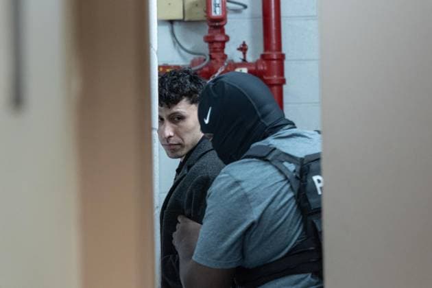 News Bilder des Tages August 1, 2025, New York, New York, USA: A man was detained by U.S. Immigration and Customs Enforcement (ICE) agents at immigration court at Jacob Javits Federal Building in New York, NY on August 1, 2025. Agents continue to detain some people as they show up at court for their immigration hearings. New York USA - ZUMAr339 20250801_znp_r339_024 Copyright: xLevxRadinx