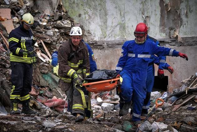 News Bilder des Tages Aftermath of Russian attack on Kyiv KYIV, UKRAINE - AUGUST 01: (----EDITORIAL USE ONLY - MANDATORY CREDIT - UKRAINIAN STATE EMERGENCY SERVICE HANDOUT - NO MARKETING NO ADVERTISING CAMPAIGNS - DISTRIBUTED AS A SERVICE TO CLIENTS----) A view of the area hit by a Russian missile strike in Kyiv, Ukraine on August 01, 2025. According to Interior Minister Ihor Klymenko, 31 people were killed, including five children, the youngest two years old. A total of 159 people were injured, 16 of them children, and all are now receiving medical treatment. Search and rescue operations have been completed, and emergency repair work is underway at the affected sites. Ukrainian officials strongly condemned the attack and renewed calls for increased internat  Copyright: x2025xAnadoluxUkrainianxStatexEmergencyxServicex xHandoutx