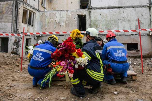 News Bilder des Tages Search And Rescue Operations Have Been Completed At The Site Where A Russian Missile Struck A Multi-storey Residential Building In Kyiv On August 1, 2025, in Kyiv, Ukraine, rescuers place flowers and toys in memory of the residents killed when a Russian missile strikes a multi-storey residential building. The attack claims the lives of 29 people, including five children. In total, 31 people are killed across Kyiv in the overnight strike. Kyiv Ukraine  Copyright: xMaxymxMarusenkox originalFilename: musiienko-notitle250801_npgn2.jpg
