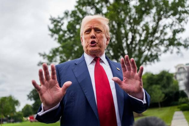 White House: President Trump Departs for Bedminster, New Jersey United States President Donald J Trump gives remarks as he departs the White House of the White House in Washington DC, on Friday, August 1, 2025. Credit: Aaron Schwartz CNP Washington District of Columbia United States  Copyright: xPool ABACAx