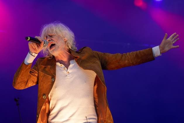 Freitag belohnt die Wacken Fans mit Sonne und Weltstars Bob Geldof und die Boomtown Rats rocken Wacken Auch die Wacken Seelsorge war rund um die Uhr für die Fans vor Ort Nach dem Starkregen, und den Schliessungen des Platzes am Mittwoch, war der Donnerstag ein sonniger Tag, bei dem nur noch der zentimetertiefe Schlamm an den Dauerregen erinnerte. Wacken Wacken Open Air Schleswig-Holstein Deutschland _5DL9751 *** Friday rewards the Wacken fans with sun and world stars Bob Geldof and the Boomtown Rats rock Wacken The Wacken pastoral care was also on site around the clock for the fans After the heavy rain and the closure of the site on Wednesday, Thursday was a sunny day, with only the centimeter-deep mud reminding of the constant rain Wa