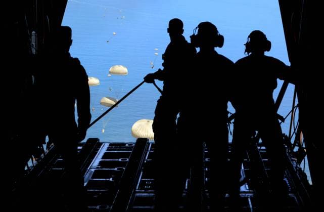 (250801) -- GAZA, Aug. 1, 2025 -- Jordanian servicemen drop humanitarian aid over Gaza, on Aug. 1, 2025. Several countries, including Jordan, Egypt, Germany, the United Arab Emirates (UAE), France and Spain, on Friday executed joint airdrops in Gaza, delivering humanitarian aid into the enclave. (Photo by Xinhua) JORDAN-HUMANITARIAN AID-GAZA-JOINT AIRDROPS MohammadxAbuxGhosh 