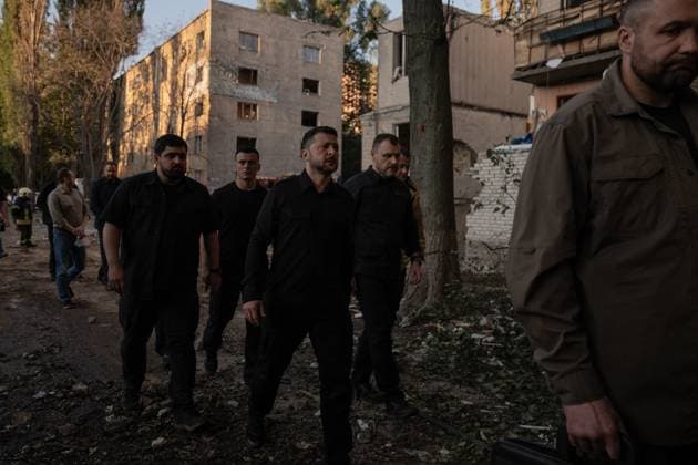 August 1, 2025: President Volodymyr Zelensky visits one of the sites of a Russian missile attack on August 1, 2025. The attack on Kyiv, Ukraine killed 31 people including five children. - ZUMAj167 20250801_zip_j167_006 Copyright: xSvetxJacquelinex