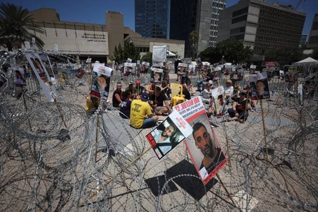 News Bilder des Tages Demonstration in Tel Aviv for the return of Israeli hostages in Gaza TEL AVIV, ISRAEL - AUGUST 2: A group of people, gathered at Habima Square in Tel Aviv, Israel, stage a demonstration demanding the return of Israeli hostages in Gaza on August 2, 2025. The protesters gathered in the barbed-wire-enclosed area carried photographs of the Israeli hostages. Saeed Qaq Anadolu Tel Aviv Israel. Editorial use only. Please get in touch for any other usage.  Copyright: x2025xAnadoluxSaeedxQaqx