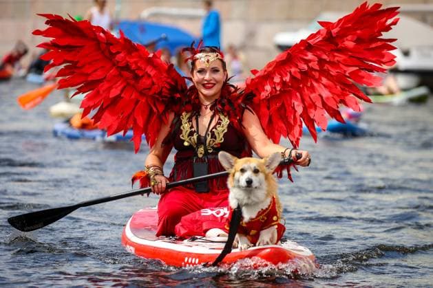 News Bilder des Tages RUSSIA, ST PETERSBURG - AUGUST 2, 2025: Costumed stand up paddle boarders are seen on the Moika River during the 10th Fontanka International SUP Festival. Peter Kovalev TASS  82886383