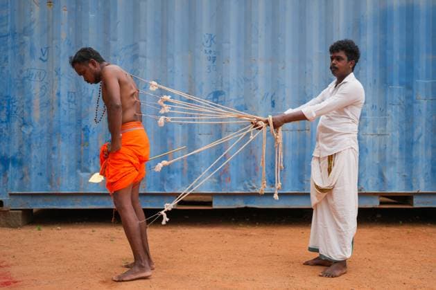 News Bilder des Tages Annual Theru Festival In Colombo A devotee has ropes tied around his body with thorns during the annual Theru festival in Colombo, Sri Lanka, on August 2, 2025. Colombo Sri Lanka  Copyright: xThilinaxKaluthotagex originalFilename: kaluthotage-notitle250802_npolV.jpg