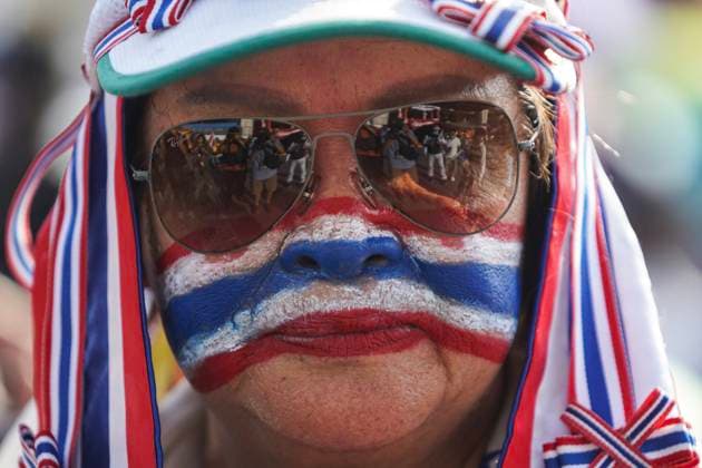 News Bilder des Tages Protesters Rally Against War With Cambodia. Protesters wear accessories in the colors of the national flag during a protest at Victory Monument in Bangkok, Thailand, on August 2, 2025. Demonstrators rally to condemn the war with Cambodia and demand the resignation of the prime minister, while also showing support for the Thai military along the Thailand-Cambodia border. Bangkok Bangkok Thailand  Copyright: xAnusakxLaowilasx originalFilename: laowilas-notitle250802_npAir.jpg