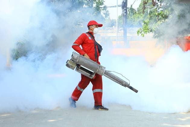 News Bilder des Tages August 2, 2025, South Tangerang, Banten, Indonesia: Fumigation to anticipate the spread of the Aedes aegypti mosquito, which causes dengue fever, carried out by the South Tangerang Health Service in a housing complex in the South Tangerang area South Tangerang Indonesia - ZUMAp146 20250802_zap_p146_004 Copyright: xDennyxPohanx
