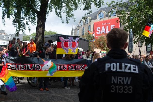 News Bilder des Tages Rightwing Members Demo Against CSD And Counter Protest In Bonn Hundreds of counter-protesters against the right wing are seen as a dozen right-wing members protest against Beethoven s Bunte festival and CSD in front of Muenster Square in Bonn, Germany, on August 2, 2025. Bonn Germany  Copyright: xYingxTangx originalFilename: tang-notitle250802_np26g.jpg