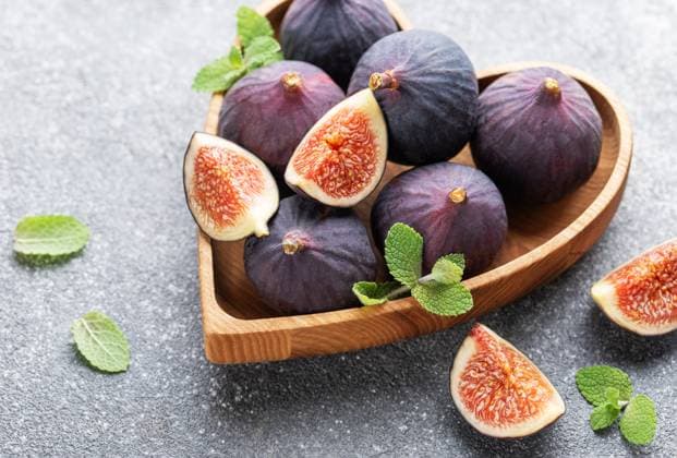 Frische reife Feigen Whole and sliced fresh ripe figs. (License=RF) Copyright: xZoonar.com OlenaxRudox 23812146