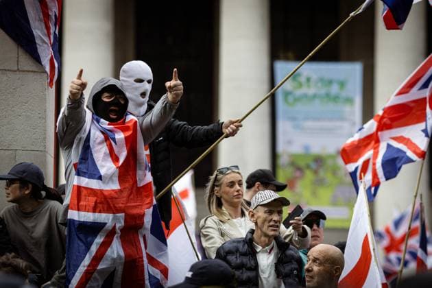News Bilder des Tages August 2, 2025, Manchester, United Kingdom: Britain First supporters gesture towards the counter demonstration. Hundreds of people joined Paul Golding under the banner March for Remigration to support his policies that include deporting all immigrants who are in the country illegally and stopping mass immigration. They were met with a counter-protest organized by Stand Up to Racism. Manchester United Kingdom - ZUMAs197 20250802_aaa_s197_083 Copyright: xAndyxBartonx
