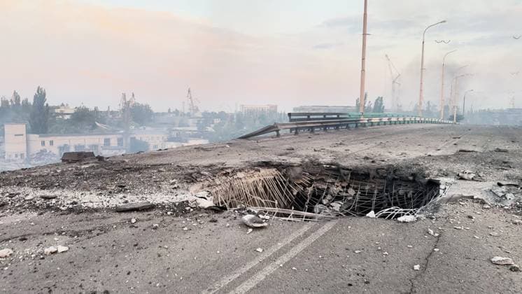 News Bilder des Tages Aftermath of Russian shelling at Ukraine s Kherson KHERSON, UKRAINE - AUGUST 2: (----EDITORIAL USE ONLY - MANDATORY CREDIT - KHERSON REGIONAL MILITARY ADMINISTRATION OF UKRAINE HANDOUT - NO MARKETING NO ADVERTISING CAMPAIGNS - DISTRIBUTED AS A SERVICE TO CLIENTS----) A view of damage at the road bridge connecting the central part of Kherson with the Korabel, after a Russian attack in Kherson, Ukraine on August 2, 2025. A Ukrainian local resident was injured after the attack, according to the reports. Kherson Regional Military Administration Anadolu Kherson Ukraine. Editorial use only. Please get in touch for any other usage.  Copyright: x2025xAnadoluxKhersonxRegionalxMilitaryxAdministrationx