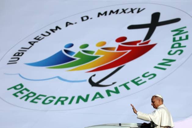 Rome, Italy, August 3, 2025: Pope Leo XIV tours in the popemobile to greet young people and pilgrims. Thousands of young pilgrims attend Sunday Mass and the Angelus presided over by Pope Leo XIV, concluding the 2025 Jubilee for Youth.  Copyright: xmarcoxiacobuccix xipa-agency.netx xmarcoxiacobuccix IPA_Agency_IPA61575042
