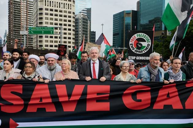 PRO PALESTINE SYDNEY HARBOUR BRIDGE MARCH, Julian Assange joins thousands of protesters walk across the Sydney Harbour Bridge during the Palestine Action Group s March for Humanity in Sydney, Sunday, August 3, 2025.. ( NO ARCHIVING SYDNEY NEW SOUTH WALES AUSTRALIA  Copyright: xFLAVIOxBRANCALEONEx 20250803125617249145