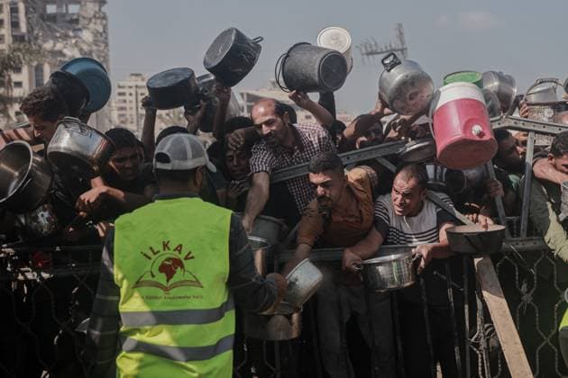 Hunger crisis escalates in Gaza under Israeli blockade GAZA CITY, GAZA - AUGUST 3: Crowds form as Palestinians receive food distributed by a charity amid the ongoing Israeli blockade and attacks on Gaza, on August 3, 2025. As Gaza teeters on the brink of famine under the ongoing Israeli blockade, Palestinians continue to face difficulties accessing basic supplies. Abdalhkem Abu Riash Anadolu Gaza City Gaza. Editorial use only. Please get in touch for any other usage.  Copyright: x2025xAnadoluxAbdalhkemxAbuxRiashx