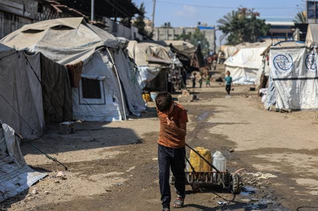 Daily life in Gaza under Israeli attacks??????? GAZA CITY, GAZA - AUGUST 03: Palestinian children struggle daily to obtain food, water and other basic needs as well as fighting contagious diseases living in makeshift tents in Yarmouk Camp in Gaza City, Gaza on August 03, 2025. Israel s 22-month-long attacks on the Gaza Strip and the blockade imposed on the city have made life increasingly difficult for Palestinians. In the camp, where hygienic conditions are unavailable, children are exposed to various diseases. Dawoud Abo Alkas Anadolu Gaza City Gaza. Editorial use only. Please get in touch for any other usage.  Copyright: x2025xAnadoluxDawoudxAboxAlkasx