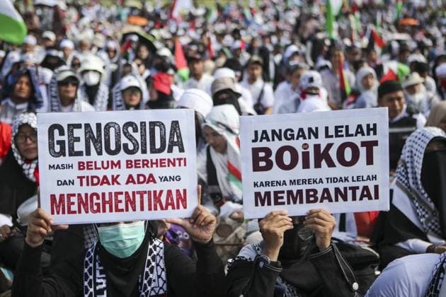 Pro-Palestinians demonstration in Jakarta against Israeli attacks on Gaza JAKARTA, INDONESIA - AUGUST 03 : Hundreds of people gathered at National Monument in Jakarta on Sunday, August 03, 2025 for a Pro-Palestinians demonstration, calling on Egypt to open the Rafah Border Crossing to allow humanitarian aid into Gaza, where civilians face critical shortages due to an ongoing blockade. Protesters marched with Palestinian flags and household cooking utensils, symbolizing the widespread hunger in Gaza. Chants of Stop genocide! Free Palestine! Open the Rafah Gate! echoed throughout the rally. Indonesia government plans to send 10,000 tons of rice to Gaza in the near future. The government has stated it will continue delivering humanitarian as  Copyright: x2025xAnadoluxAgoesxRudiantox