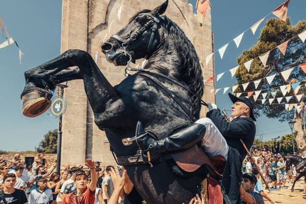 August 3, 2025, Llucmacanes, Balearic Islands, Spain: A caixer (horse rider) rears up on his horse surrounded by a cheering crowd during the traditional Jaleo at the Sant Gaieta Festival in Llucmacanes Llucmacanes Spain - ZUMAo105 20250803_fap_o105_003 Copyright: xMatthiasxOesterlex