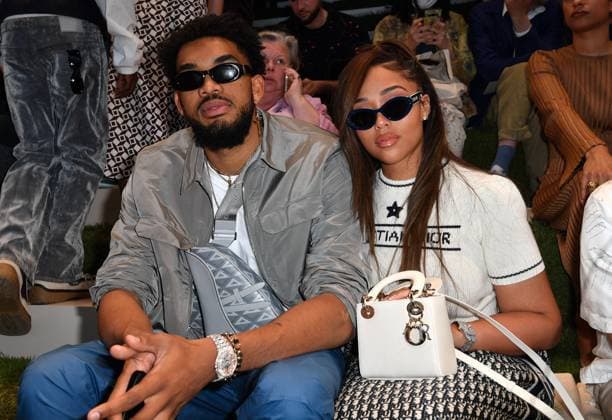 Karl-Anthony Towns (NBA) et sa compagne Jordyn Woods au front row du défilé de mode Homme printemps-été 2023 Dior à l école du Val de Grâce à Paris, France, le 24 juin 2022. Veeren-Clovis Bestimage Celebs at the front row of the Dior Spring Summer 2023 Menswear fashion show at the Val de Grace school in Paris, France, on June 24, 2022. Paris France *** Karl Anthony Towns NBA and girlfriend Jordyn Woods at the front row of the Dior Spring Summer 2023 Menswear fashion show at the Val de Grace school in Paris, France, on June 24, 2022 Veeren Clovis Bestimage Celebs at the front row of the Dior Spring Summer 2023 Menswear fashion show at the Val de Grace school in Paris, France, on June 24, 2022 Paris France  Copyright: xVeerenx-ChristophexClovisx xBestimagexVeerenx-ChristophexClovisx xBestimagex