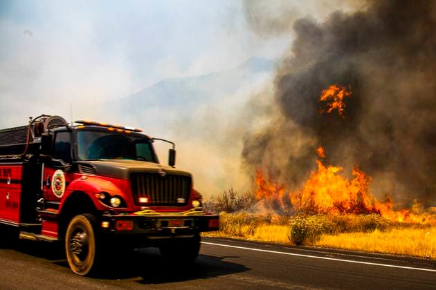 Wildfire Rages Through Los Padres Forest Gifford Fire burns 30,000 acres in Los Padres National Forest on August 2, 2025. Flames sweep through rugged terrain near Santa Maria, California, forcing evacuations and endangering nearby communities and wildlife. Firefighters battle extreme heat, shifting winds, and dry vegetation as they work to contain the rapidly expanding wildfire. The blaze, fueled by ongoing drought and high temperatures, sends thick smoke across the region, prompting air quality warnings and road closures. The Gifford Fire becomes one of the largest wildfires of the season in California, illustrating the intensifying impact of climate change on fire behavior and frequency in the American West. Authorities continue to monito Copyright: xBENJAMINxHANSONx