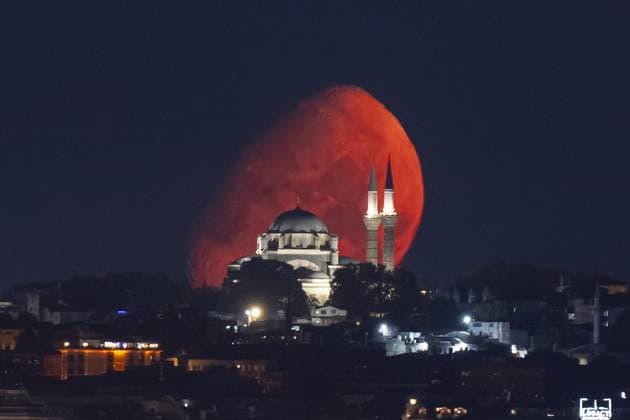 News Themen der Woche KW32 Waxing Gibbous Moon in Istanbul ISTANBUL, TURKIYE - AUGUST 04: The Waxing Gibbous Moon rises over the sky as Beyazit Mosque is seen alongside in Istanbul, Turkiye on August 04, 2025. Isa Terli Anadolu Istanbul Turkey. Editorial use only. Please get in touch for any other usage.  Copyright: x2025xAnadoluxIsaxTerlix