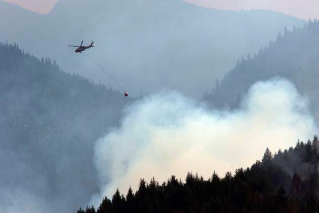 August 3, 2025, Coombs, Bc, CAN: A helicopter flies by the Wesley Ridge wildfire near Cameron Lake where an out-of-control fire continues to burn near Coombs, B.C., Sunday, Aug. 3, 2025. Coombs CAN  - ZUMAc35_ 20250803_zaf_c35_186 Copyright: xChadxHipolitox
